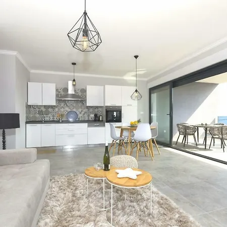 Petra's Place - Sea View Apartment